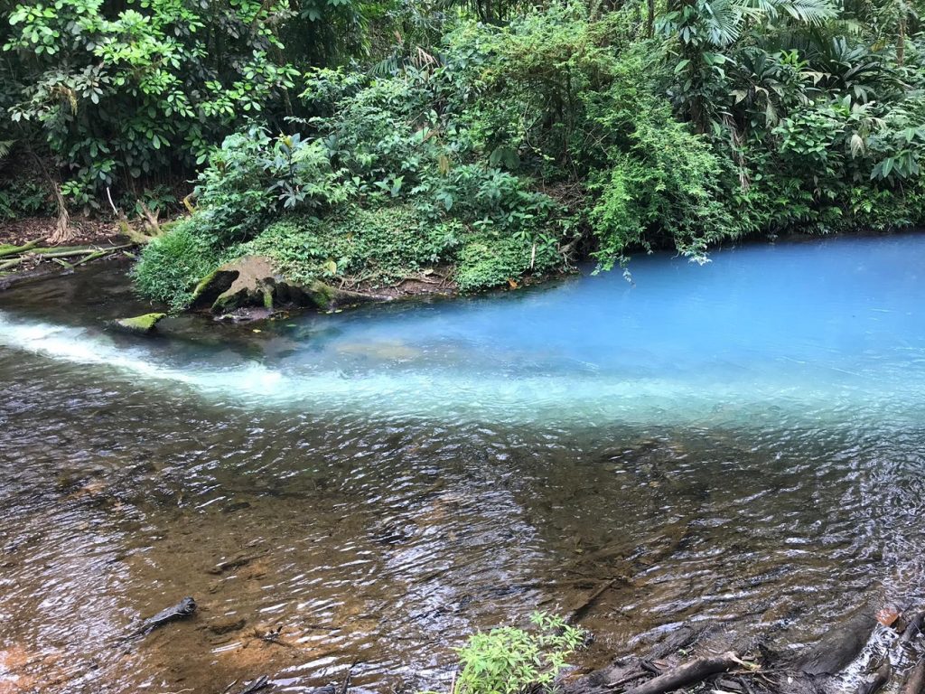 La conexión entre el azul y el gris, Río Celeste Costa Rica