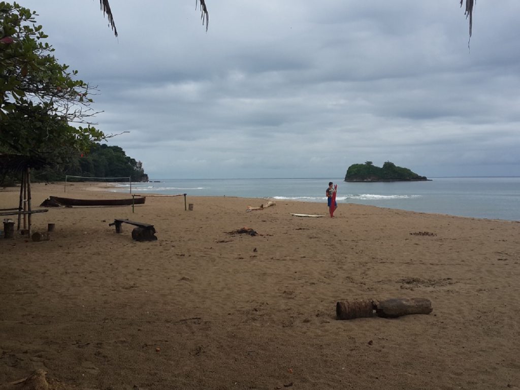 Una pequeña isla frente a la costa de Puerto Viejo, Costa Rica
