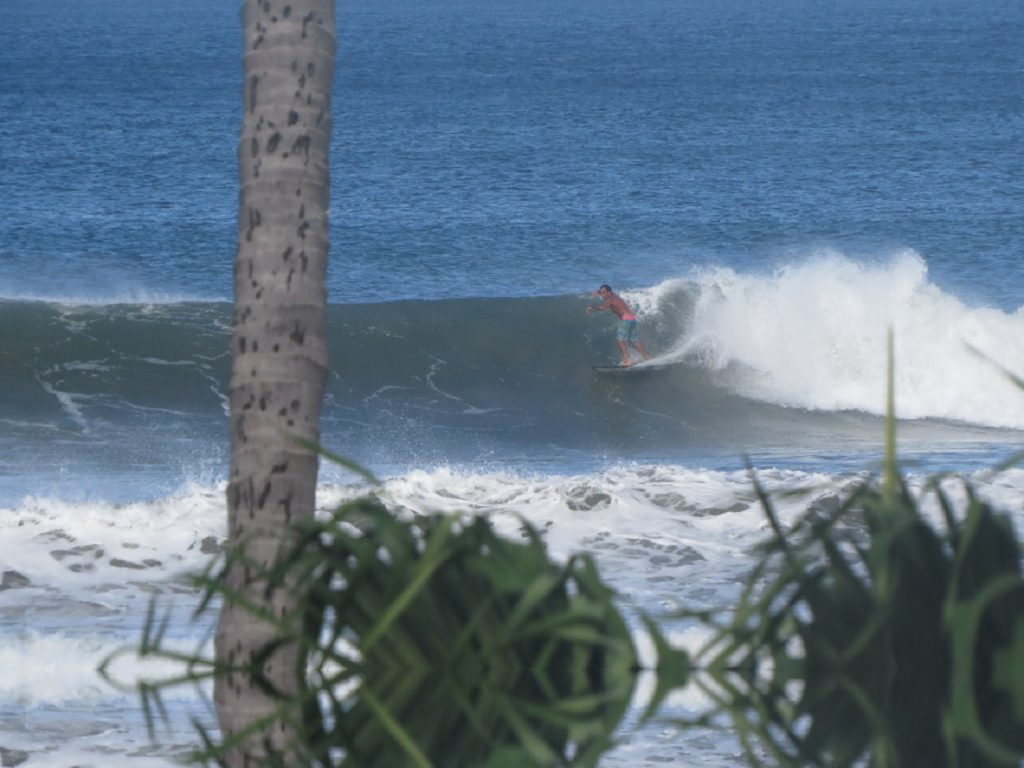 Surfistas profesionales en Costa Rica