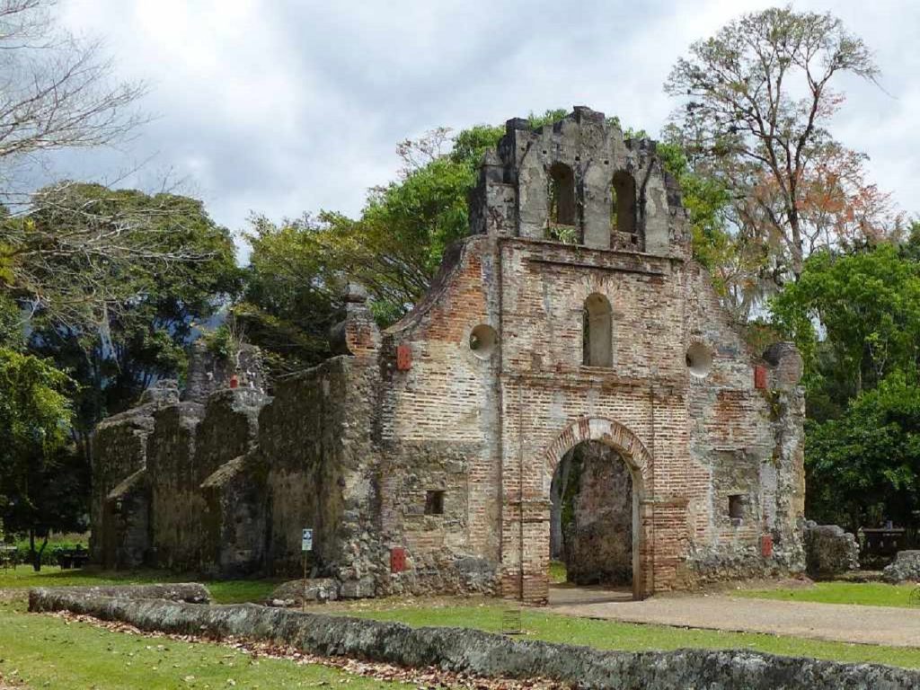 Las Ruinas de Ujarrás, Costa Rica se encuentra en el valle Orosi.