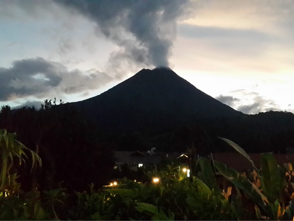 El volcán humeante Arenal en Costa Rica