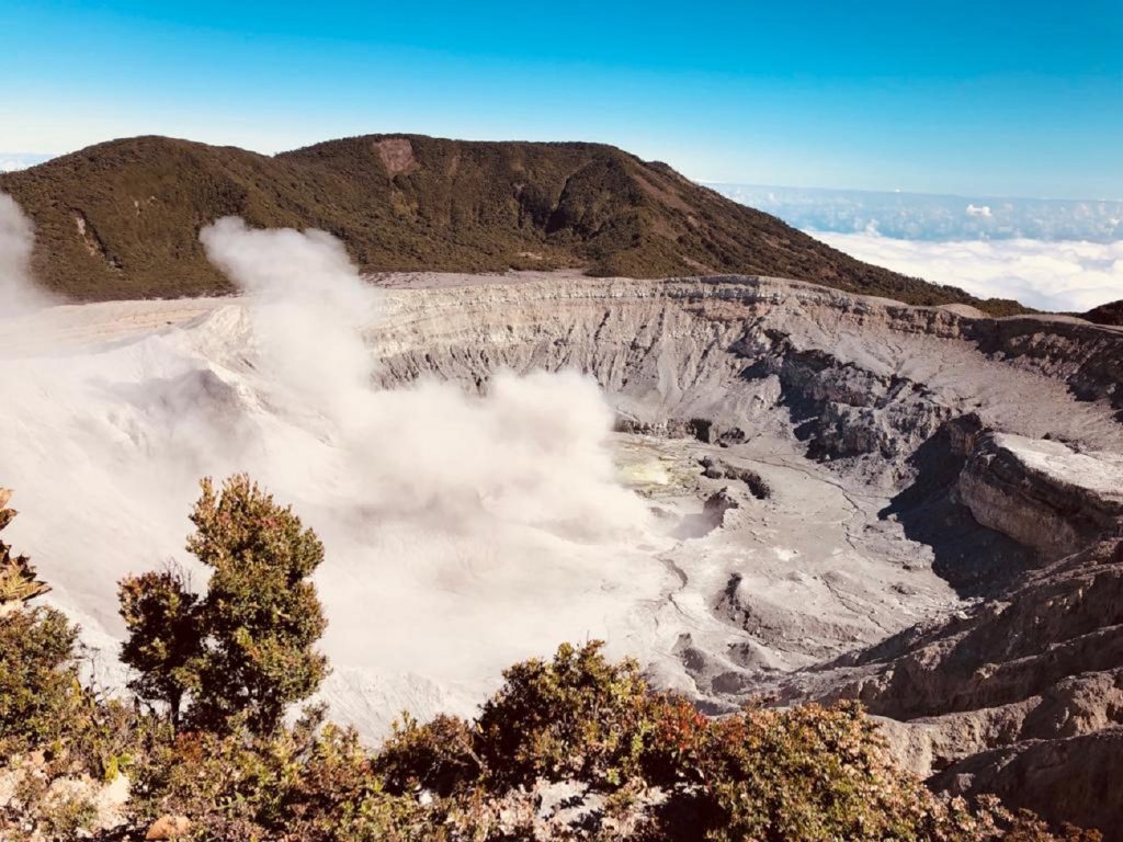 El volcán humeante en Costa Rica