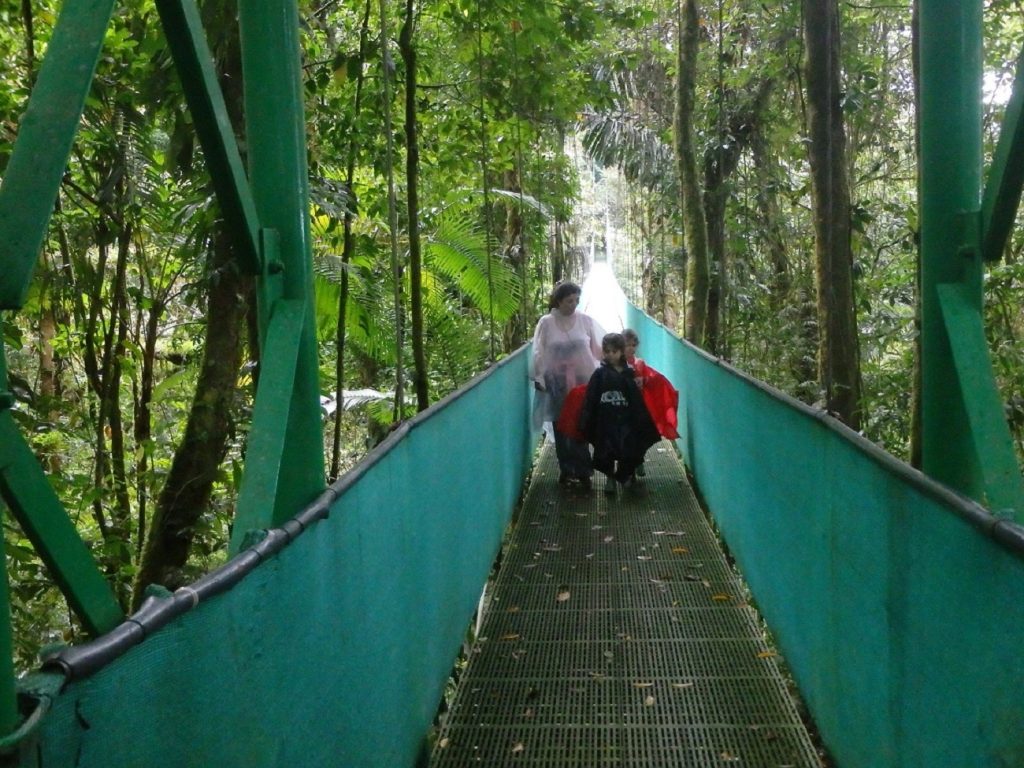 Una experiencia familiar en Costa Rica, un puente colgante en Monteverde