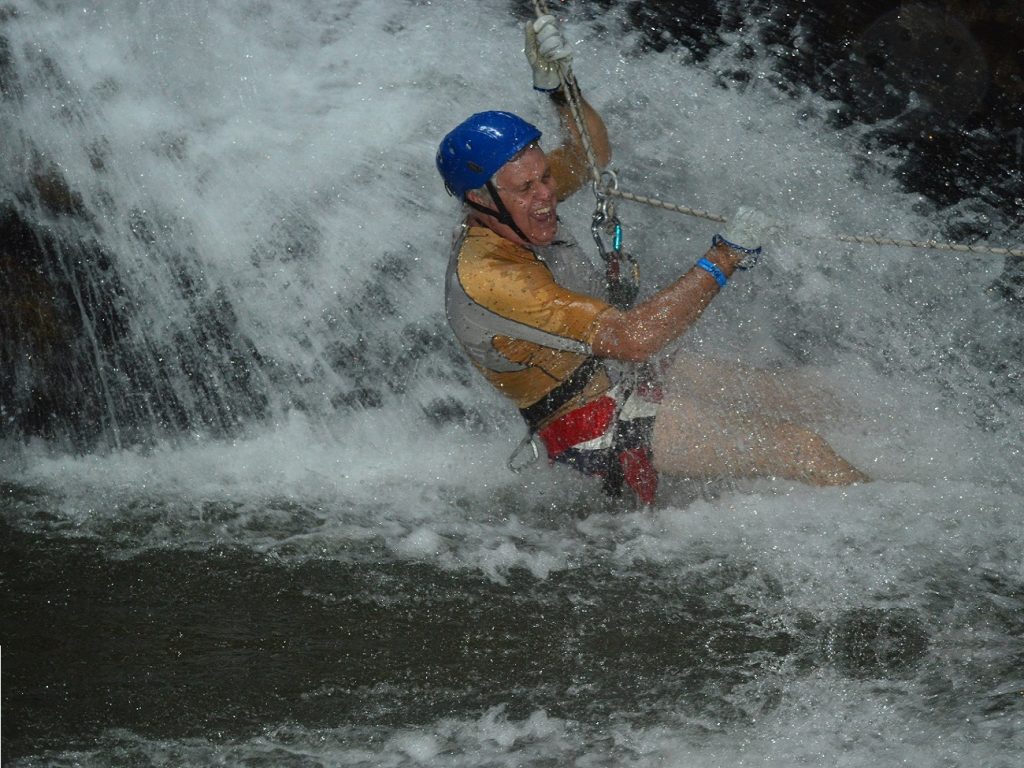 Canyoning cascada abajo en Costa Rica