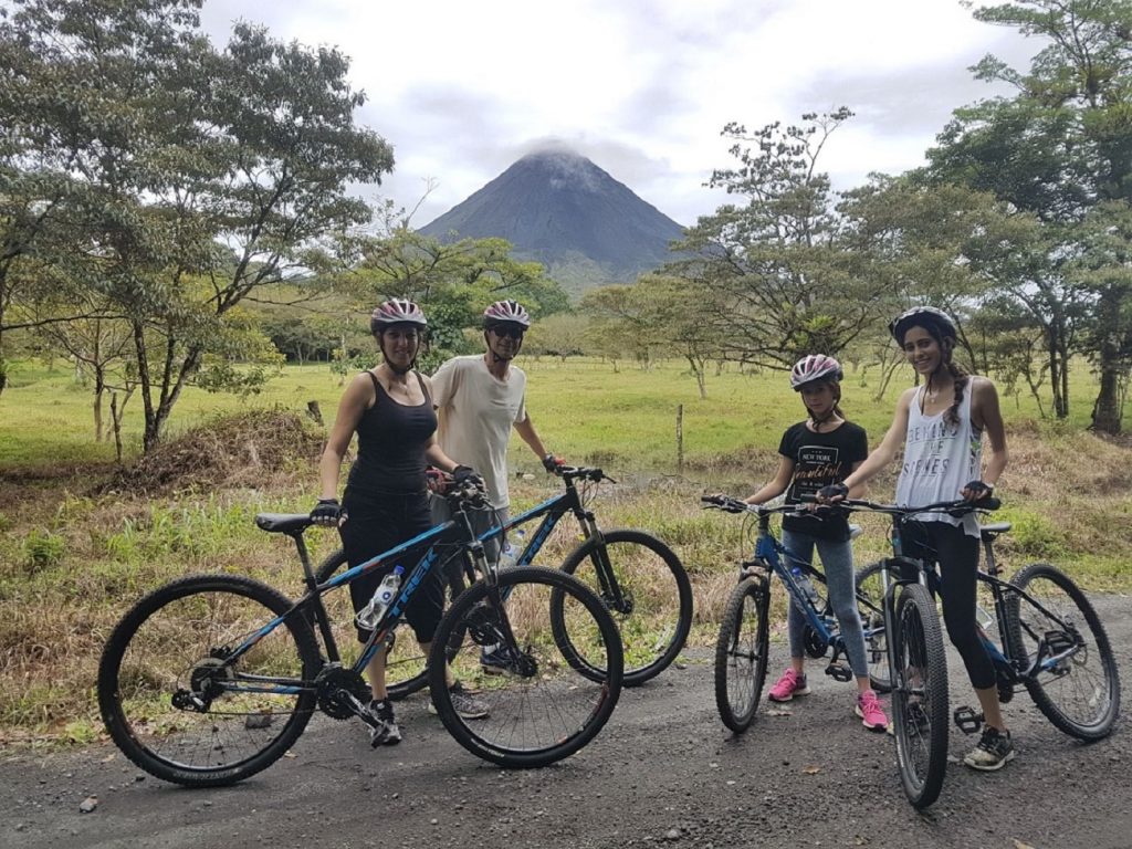 Andar en bicicleta en el área del Volcán Arenal en Costa Rica