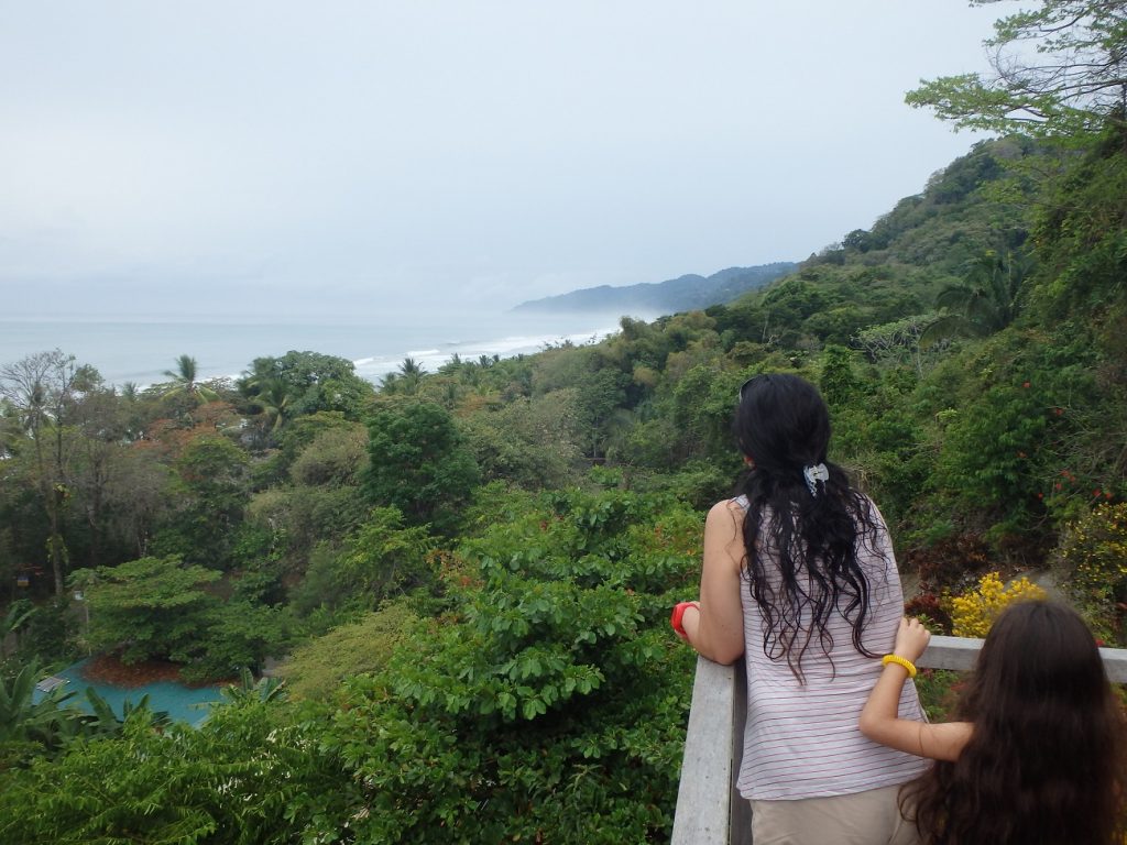 Mirador costero en medio de un recorrido por la naturaleza en Costa Rica