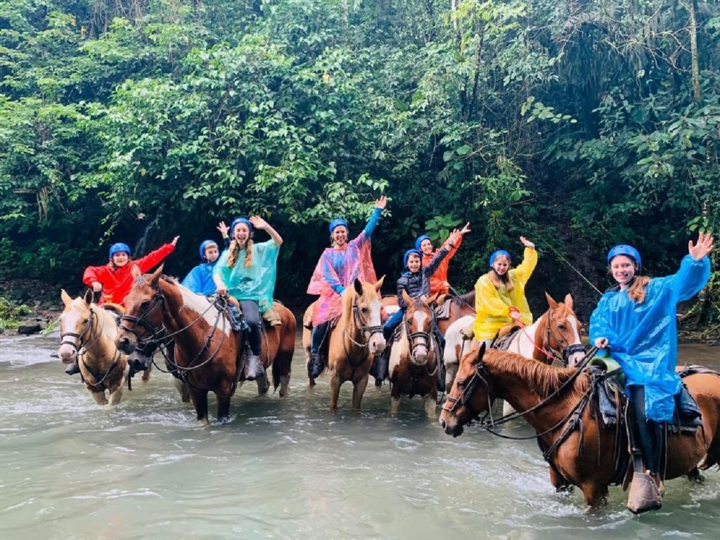 Paseos a caballo en el río Arenal en Costa Rica