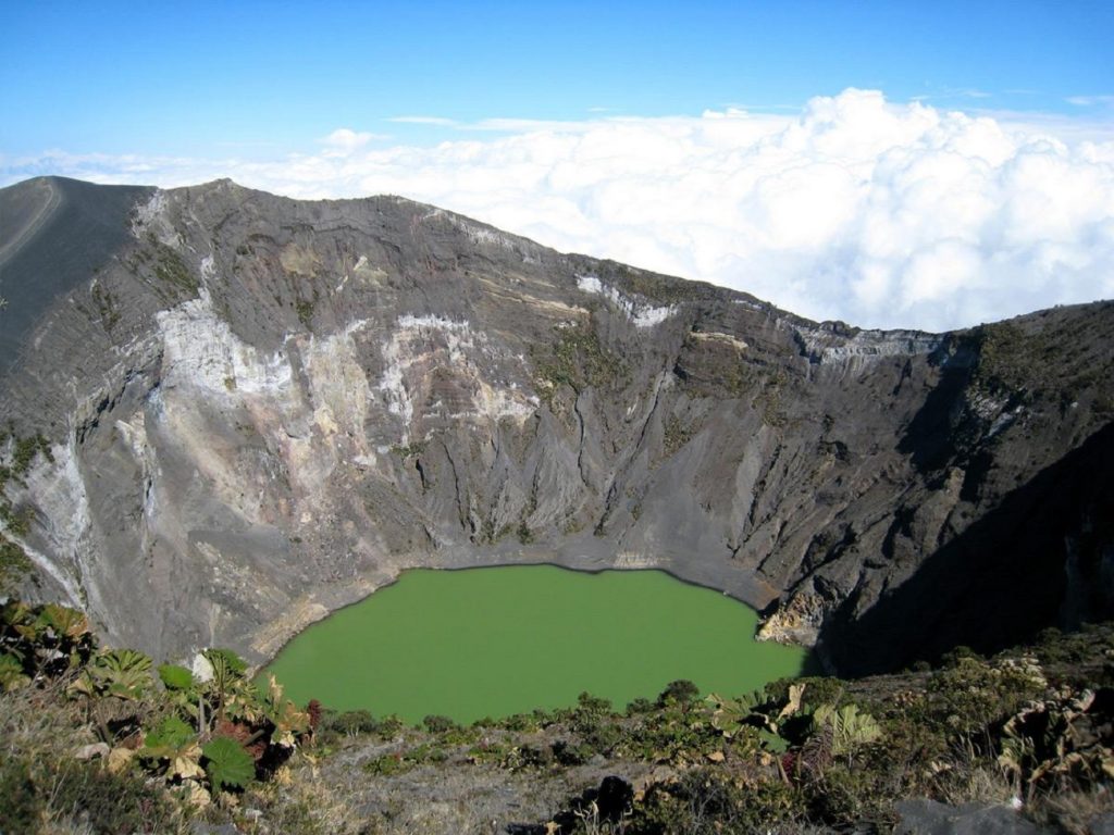 El cráter del volcán Irazú en Costa Rica.
