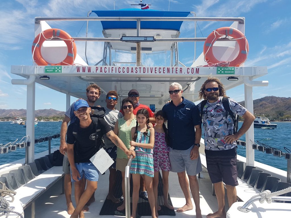 Un barco de buceo en el área de Flamingo en Costa Rica.