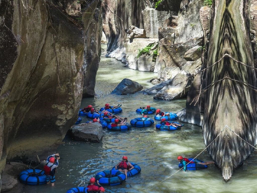 Tubing en un cañón de Río Perdido en Costa Rica
